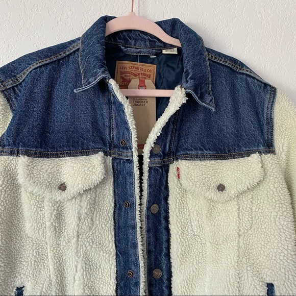 NWT Levi’s Sherpa Pieced Ex Boyfriend Trucker Jacket - Picture 3 of 5